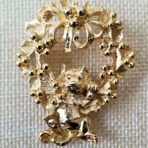 AJC Christmas Cat Hanging On The Wreath Brooch Gold Tone
